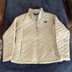 The North Face Thermoball Quilted Jacket in light gray, Size M